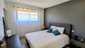 3 quartos, escrivaninha, ferros/tábuas de passar roupa, berço de viagem