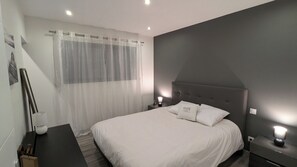 3 bedrooms, desk, iron/ironing board, travel crib
