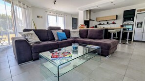 TV, mesa de pingue-pongue