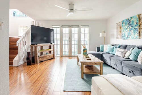 Beachside 3BR Townhouse with Patio, Grill & Bikes!