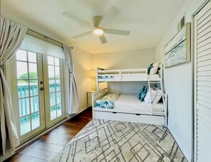 3 habitaciones, escritorio y tabla de planchar con plancha 