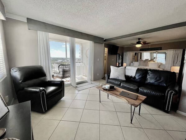 Smart-tv, böcker och ett filmbibliotek