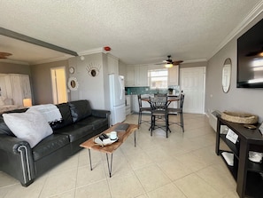 Smart TV, books, video library - Penthouse condo, Gulf and Intercostal views, Bonita Beach and Tennis Club (Bonita Springs)