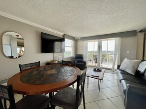 Smart-tv, böcker och ett filmbibliotek