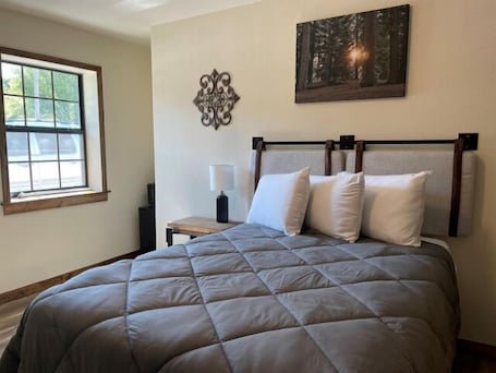 Rollaway beds, free WiFi, bed sheets. Whitetail Inn