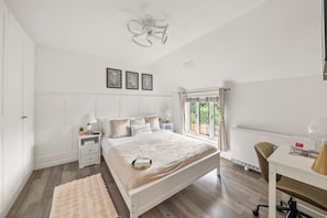 1 bedroom, desk, WiFi, bed sheets - Radiant Retreat Datchet-Heathrow Windsor Legoland (Datchet)