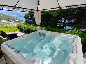 Outdoor spa tub - Charming family apartment in Mimice, with private garden, hot tub, WiFi & AC (Mimice)