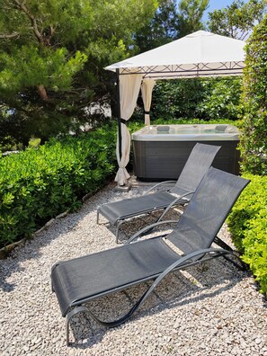 Outdoor spa tub - Charming family apartment in Mimice, with private garden, hot tub, WiFi & AC (Mimice)