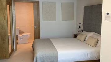 Double Room | Individually decorated, individually furnished, blackout drapes