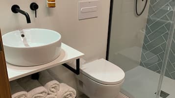 Apartment | Bathroom | Shower, hair dryer, towels, soap