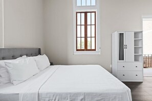 1 soverom, strykejern/-brett og sengetøy