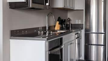 Kühlschrank, Mikrowelle, Ofen, Herdplatte