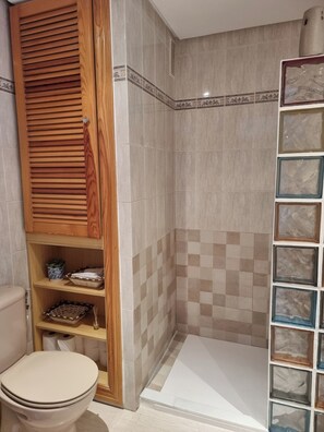 Bruser, hårtørrer, bidet, håndklæder