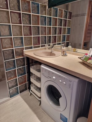 Shower, hair dryer, bidet, towels - 5 minutes from the beach in a quiet location (Benalmádena)