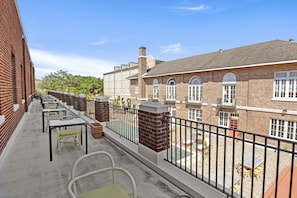 Outdoor dining - Spacious 2BR Suite in Historic New Orleans Area (New Orleans)
