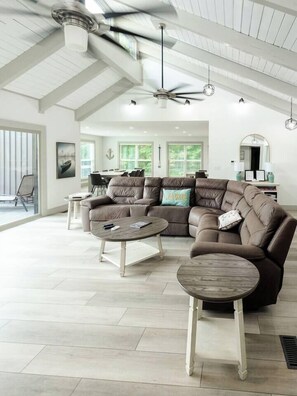 Una televisión, una mesa de tenis de mesa