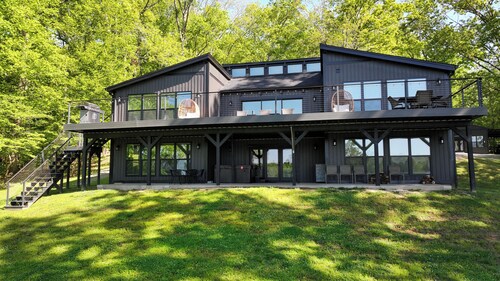 Lake Front! 8 bedroom/ Hot Tub/  Dock/ Fire Pit/ Game Room