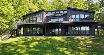 Lake Front! 8 bedroom/ Hot Tub/ Dock/ Fire Pit/ Game Room