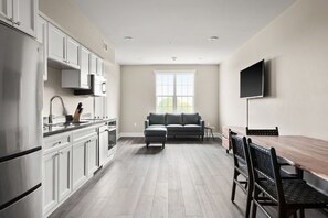 Fridge, microwave, oven, stovetop - Bright 2BR Suite in New Orleans with Easy Access to Sites (New Orleans)