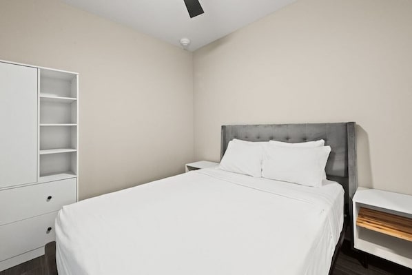 2 Schlafzimmer, Bügeleisen/Bügelbrett, Bettwäsche