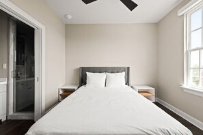 2 soverom, strykejern/-brett og sengetøy