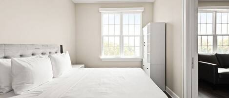 2 dormitorios, tabla de planchar con plancha, ropa de cama