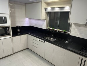 Prémium ház | Privát konyha | Hűtőszekrény, mikrohullámú sütő és főzőedények/tányérok/evőeszközök