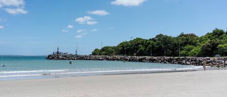 En la playa y playa de arena blanca