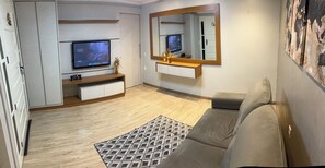 Hus – premium | Oppholdsområde | En 55-tommers smart-TV med digitale kanaler samt Netflix og leker