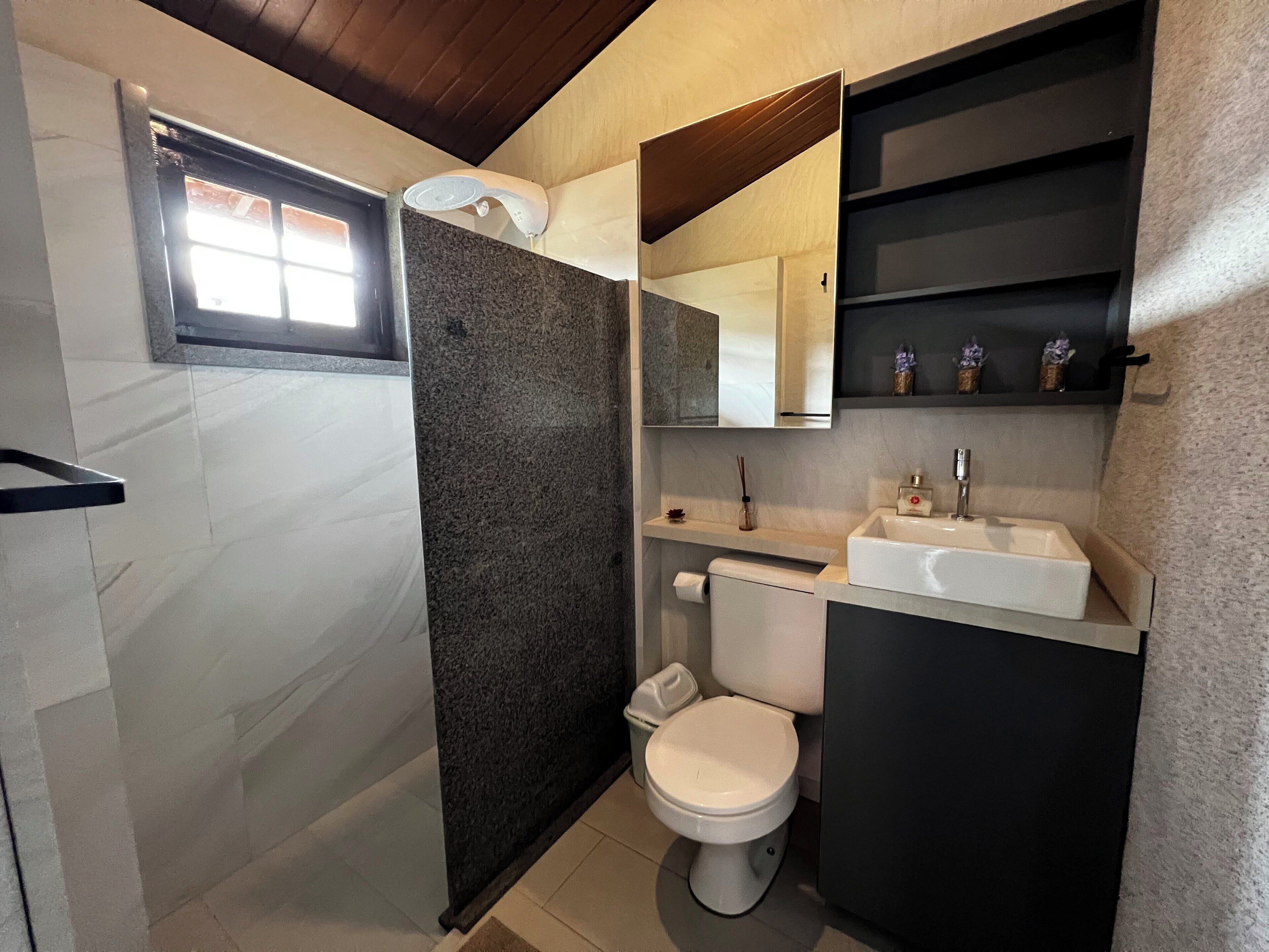 Casa Premium | Baño | Ducha, secador de pelo y toallas