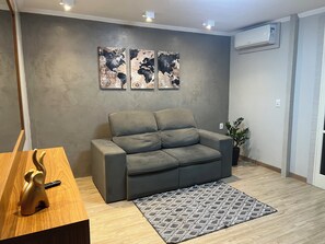 Hus – premium | Oppholdsområde | En 55-tommers smart-TV med digitale kanaler samt Netflix og leker