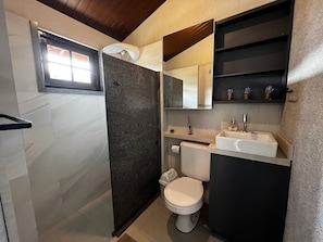 Premium House | Bathroom | Shower, hair dryer, towels