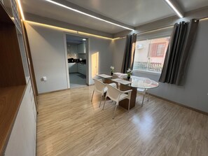 Hus – premium | Oppholdsområde | En 55-tommers smart-TV med digitale kanaler samt Netflix og leker