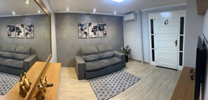 Casa Premium | Área de sala de estar | Smart TV de 55 pulgadas con canales digitales, Netflix y juguetes