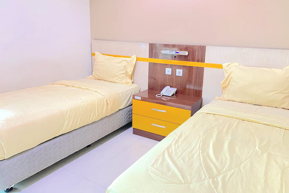 Desk, laptop workspace, soundproofing, free WiFi