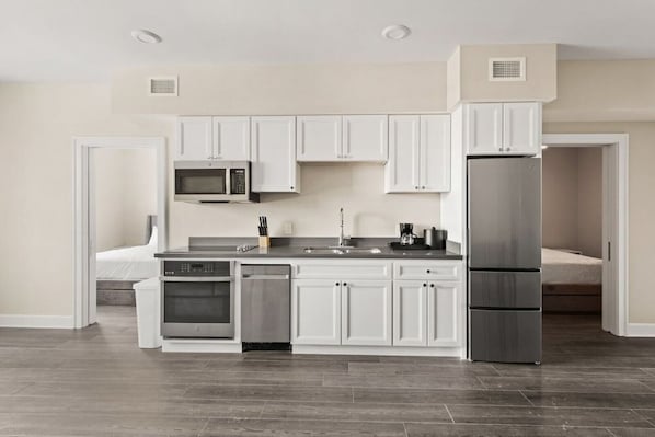 Een koelkast, een magnetron, een oven, een kookplaat