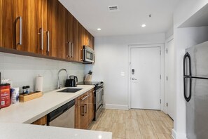 Frigorífico, microondas, horno y placa de cocina