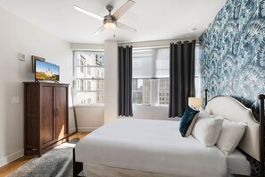 1 dormitorio, tabla de planchar con plancha, ropa de cama