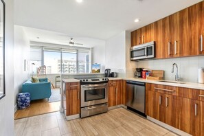 冷蔵庫、電子レンジ、オーブン、コンロ