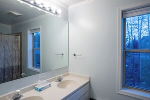 Douche, sĂšche-cheveux, serviettes fournies, savon