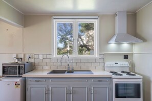 Fridge, microwave, toaster, cookware/dishes/utensils - Foxton Breeze - Foxton Beach Holiday Home (Foxton)