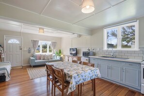 Interior - Foxton Breeze - Foxton Beach Holiday Home (Foxton)