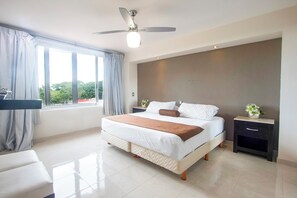 Departamento, balcón, vista a la montaña | Caja de seguridad en la habitación y wifi gratis