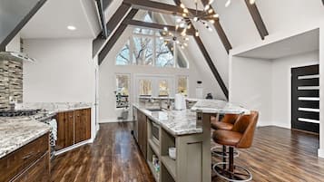 Kühlschrank, Mikrowelle, Ofen, Geschirrspüler