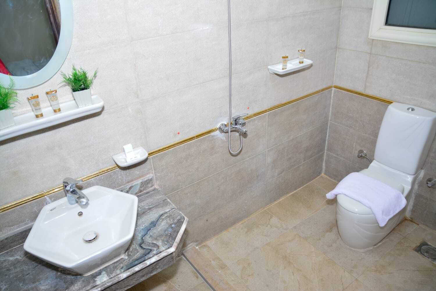 Photo - Crystal pyramid inn