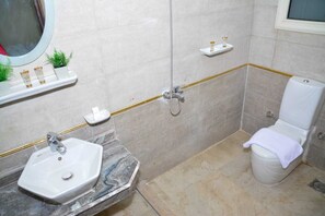 Comfort İki Ayrı Yataklı Oda, Dağ Manzaralı | Banyo | Duş, ücretsiz banyo/kozmetik ürünleri, saç kurutma makinesi, terlik 