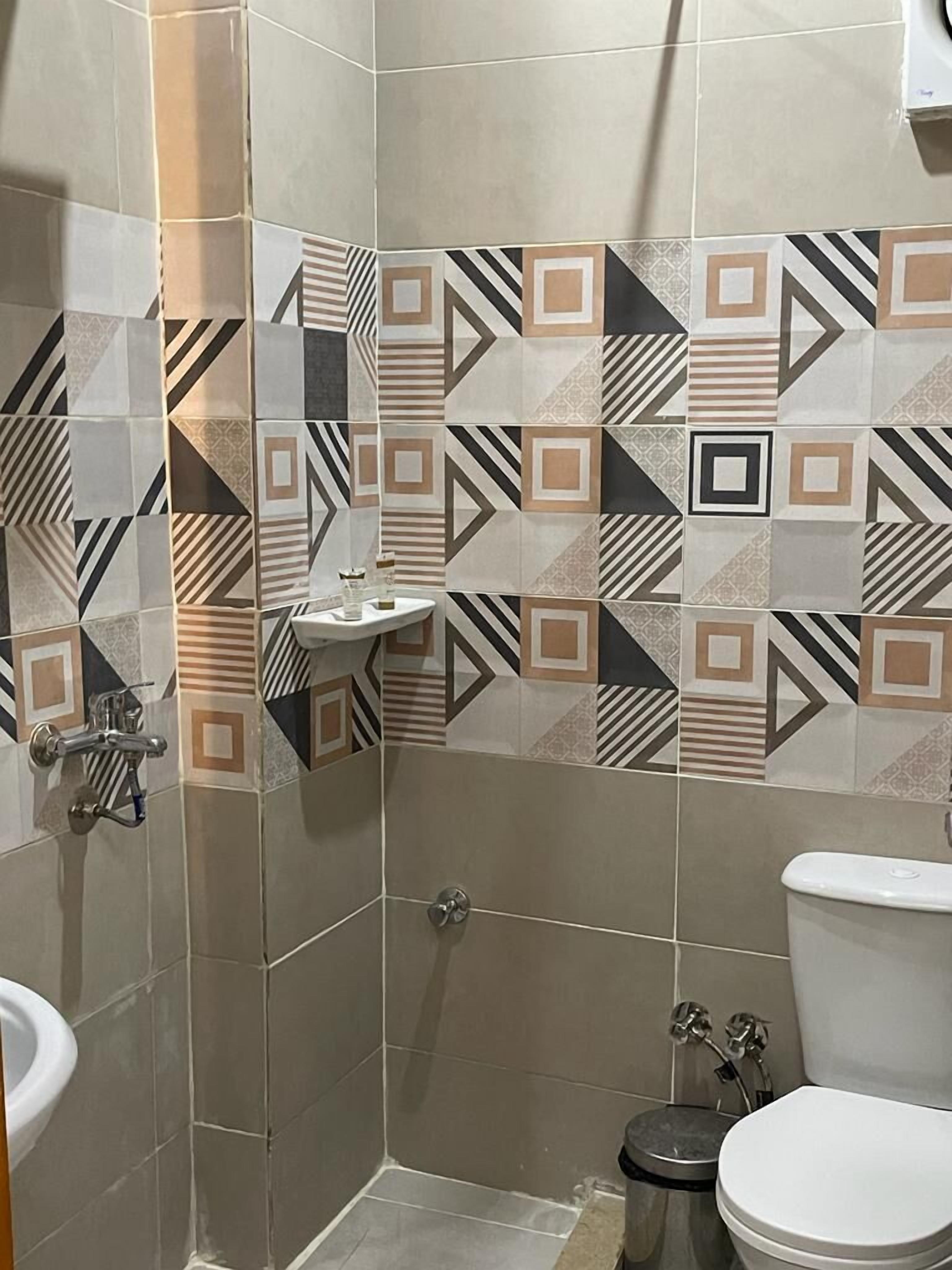 Photo - Crystal pyramid inn