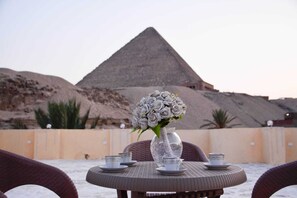 Rooftop terrace - Crystal pyramid inn  (Giza)