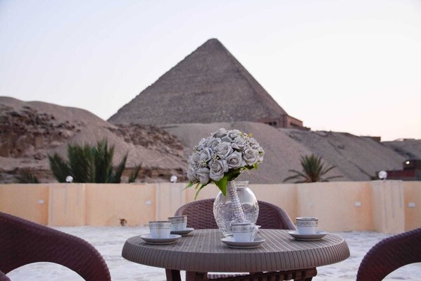 Rooftop terrace - Crystal pyramid inn  (Giza)