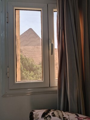 Laptop workspace, soundproofing, free WiFi - Crystal pyramid inn  (Giza)